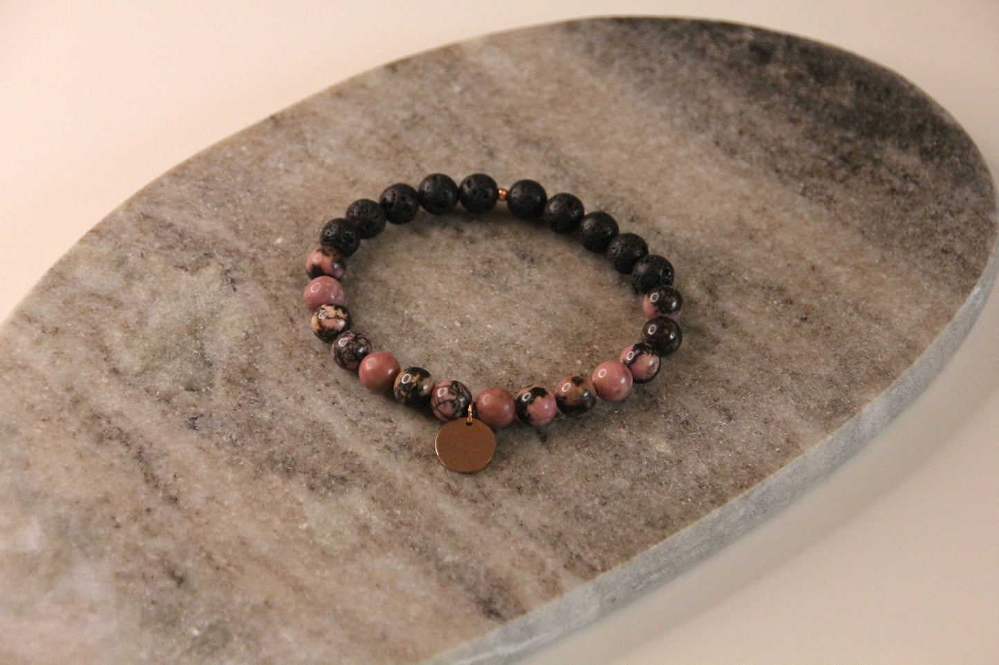 Aromaarmband aus Rhodonit und Lavastein und rosegoldfarbenen Plättchen 8mm - Flow of Passion