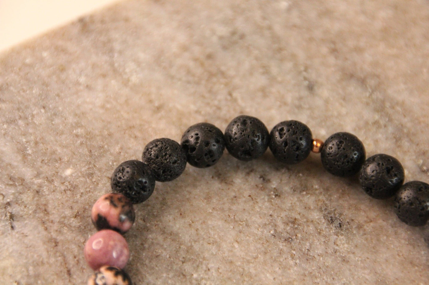 Aromaarmband aus Rhodonit und Lavastein und rosegoldfarbenen Plättchen 8mm - Flow of Passion