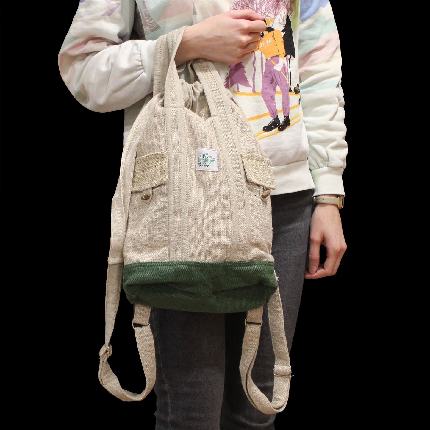 Hanf- und Baumwollrucksack mit zwei Außentaschen und grünem Boden.