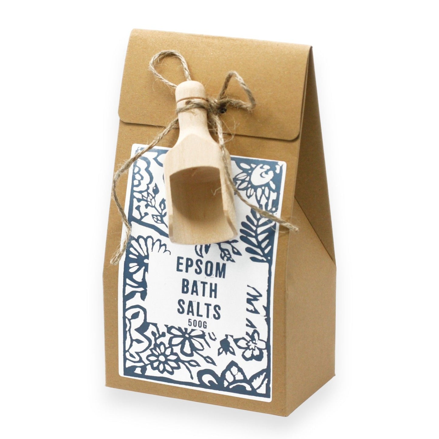 Reines Epsom-Badesalz 500g in brauner Papiertüte mit Holzlöffel.