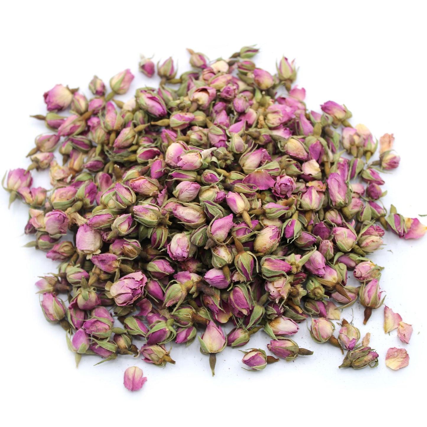 Getrocknete rosa Rosenknospen auf weißem Hintergrund.