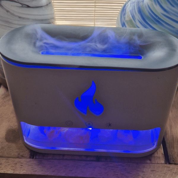 Himalaya-Salz Aroma-Diffuser mit Flammen-Effekt und blauer Beleuchtung.