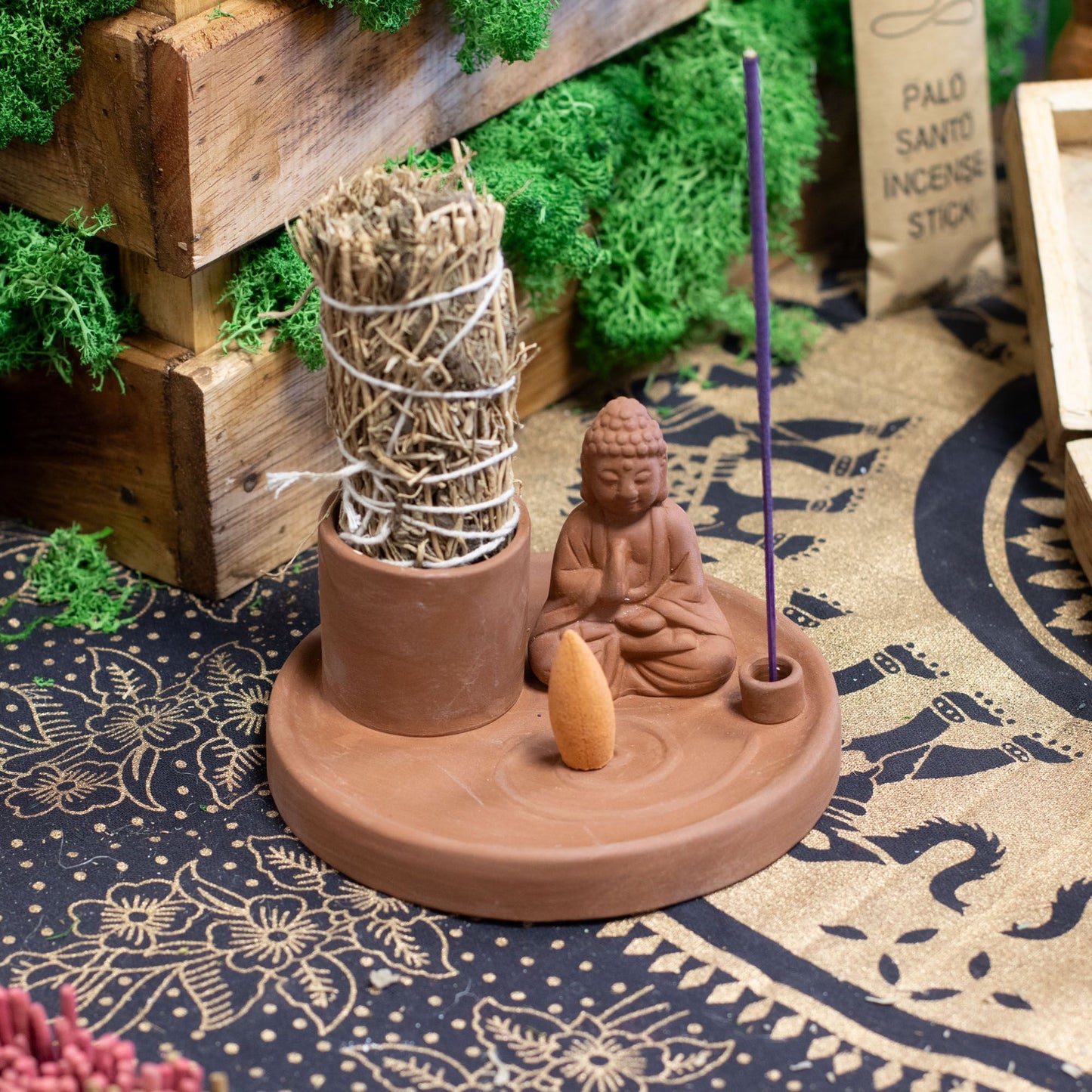 Keramik Buddha Räucherhalter für Räucherbündel, Stäbchen und Kegel.