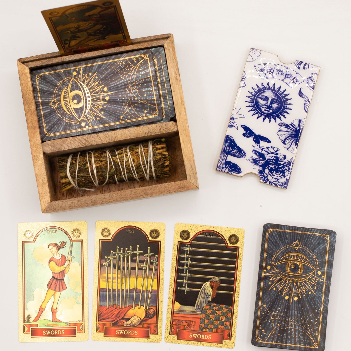 Tarot-Aufbewahrungsbox aus Mangoholz mit Kartenhalter und Räucherstäbchen.