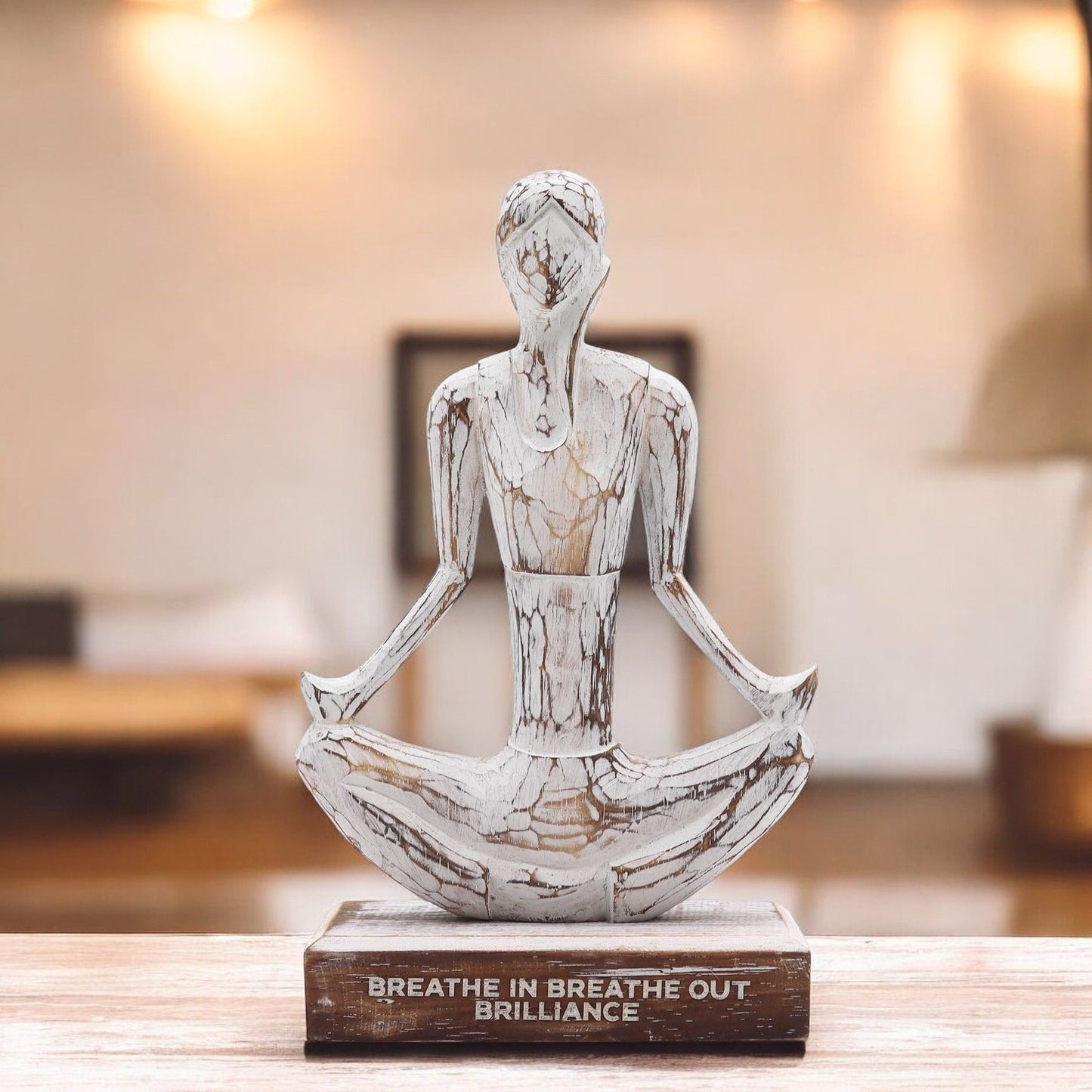 Holzfigur einer Yoga-Dame im Lotussitz mit der Aufschrift „Breathe in Breathe out Brilliance".