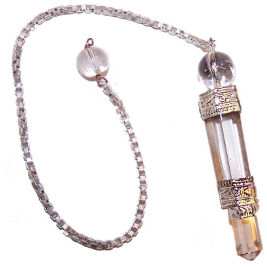 Dreiteiliges Heilstein-Pendel aus Bergkristall mit silberplattierter Kette.