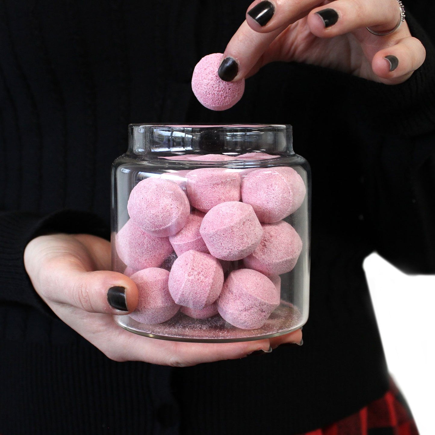 Vorratsglas mit rosa Kugeln und Bambusdeckel.