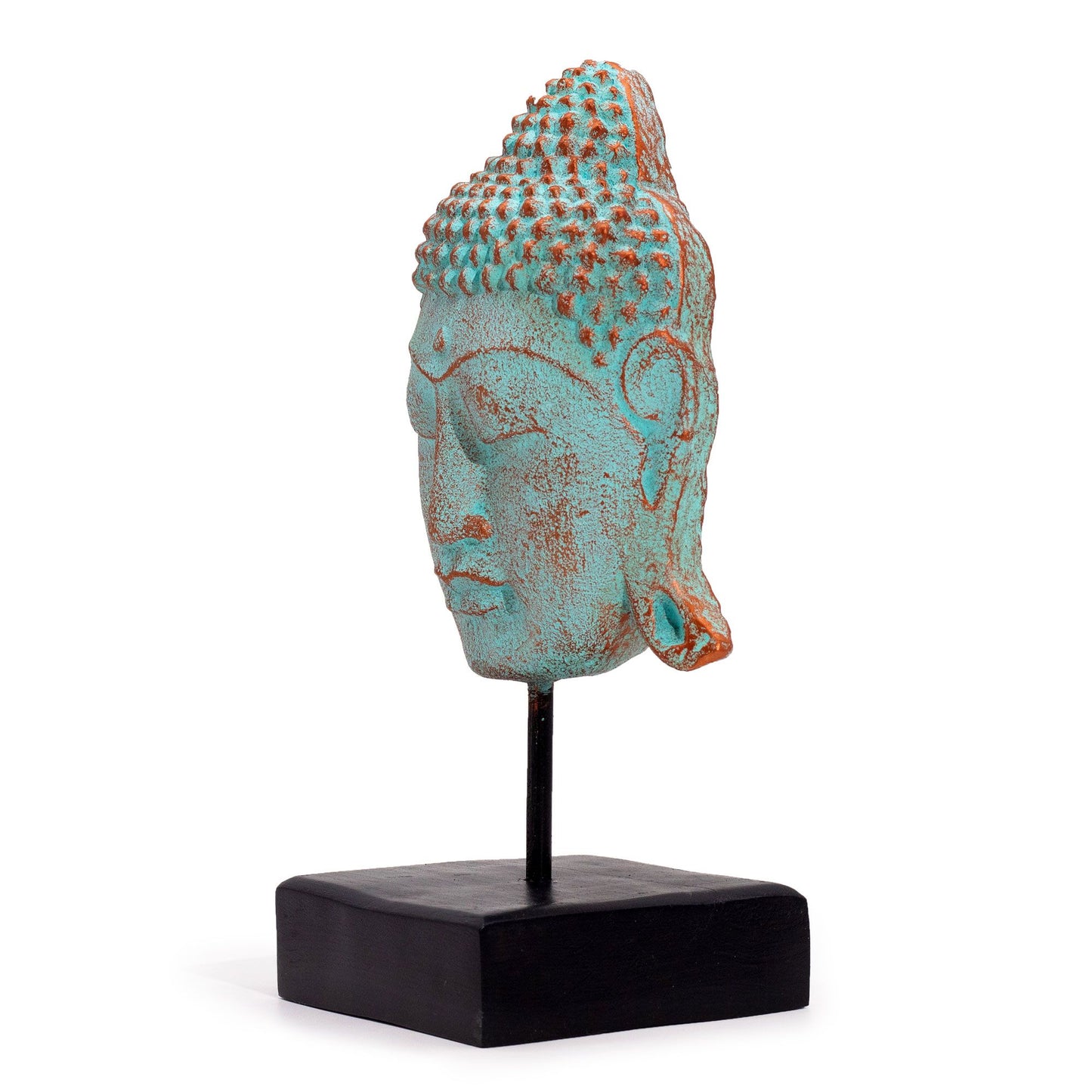 Grüner Buddha-Kopf mit Kupferpatina auf schwarzem Sockel.