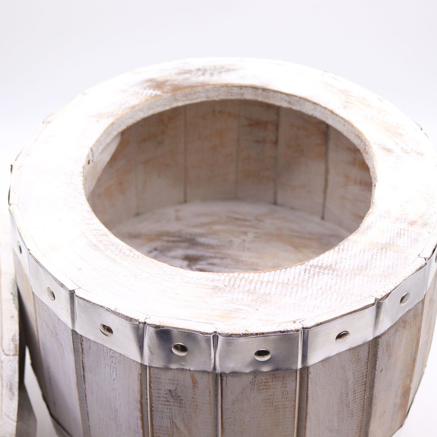 Ein runder Bierfass-Hocker aus Holz mit Whitewash-Finish und Metallakzenten.