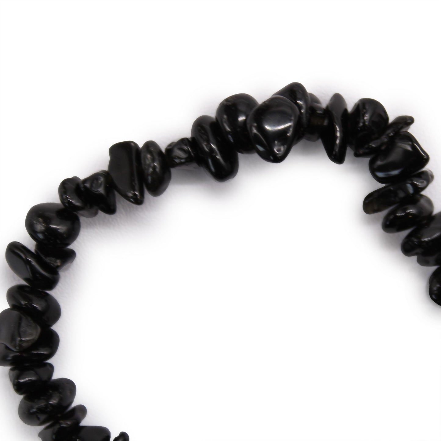 Armband aus schwarzen Achatsplittern auf einer Dehnkordel.