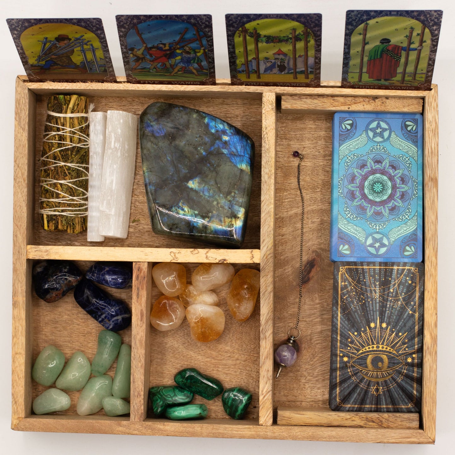 Tarot-Aufbewahrungsbox aus Mangoholz mit Kartenhalter und vier Fächern.
