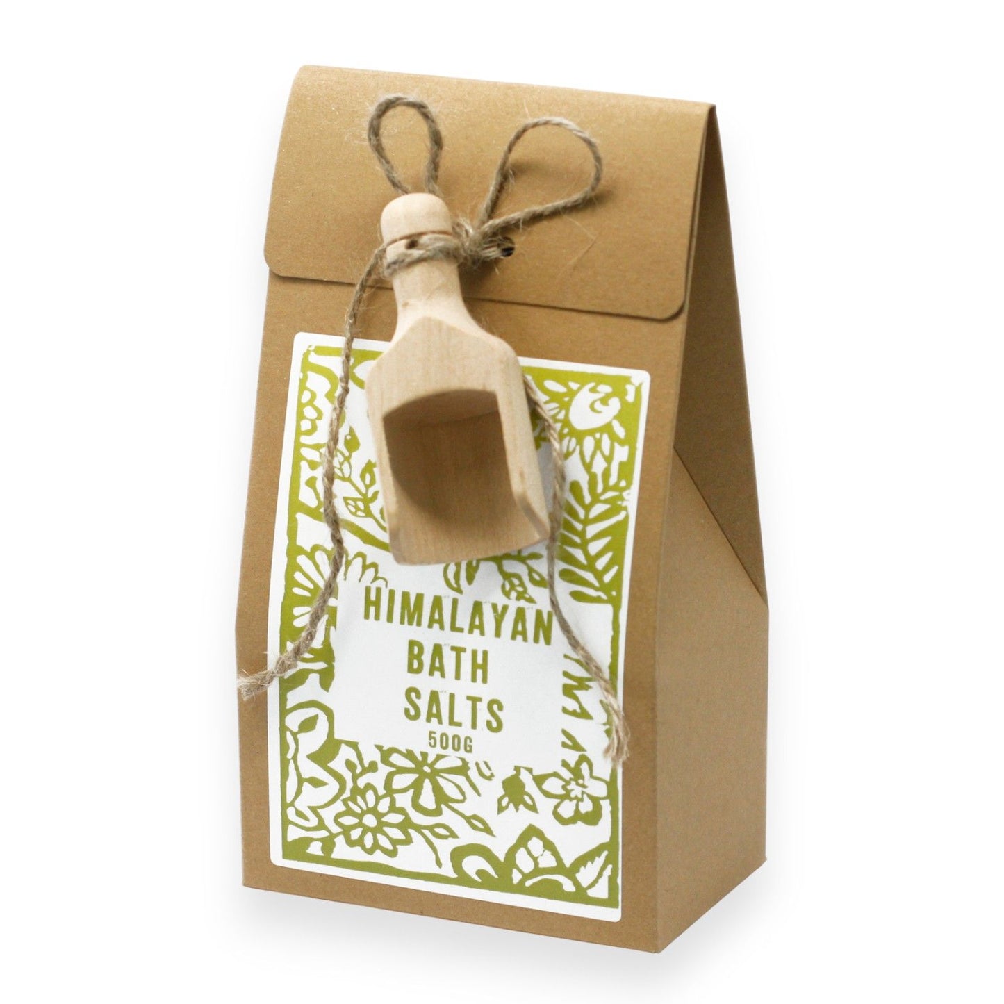 Braune Pappverpackung mit Himalaya-Badesalz und Holzlöffel.