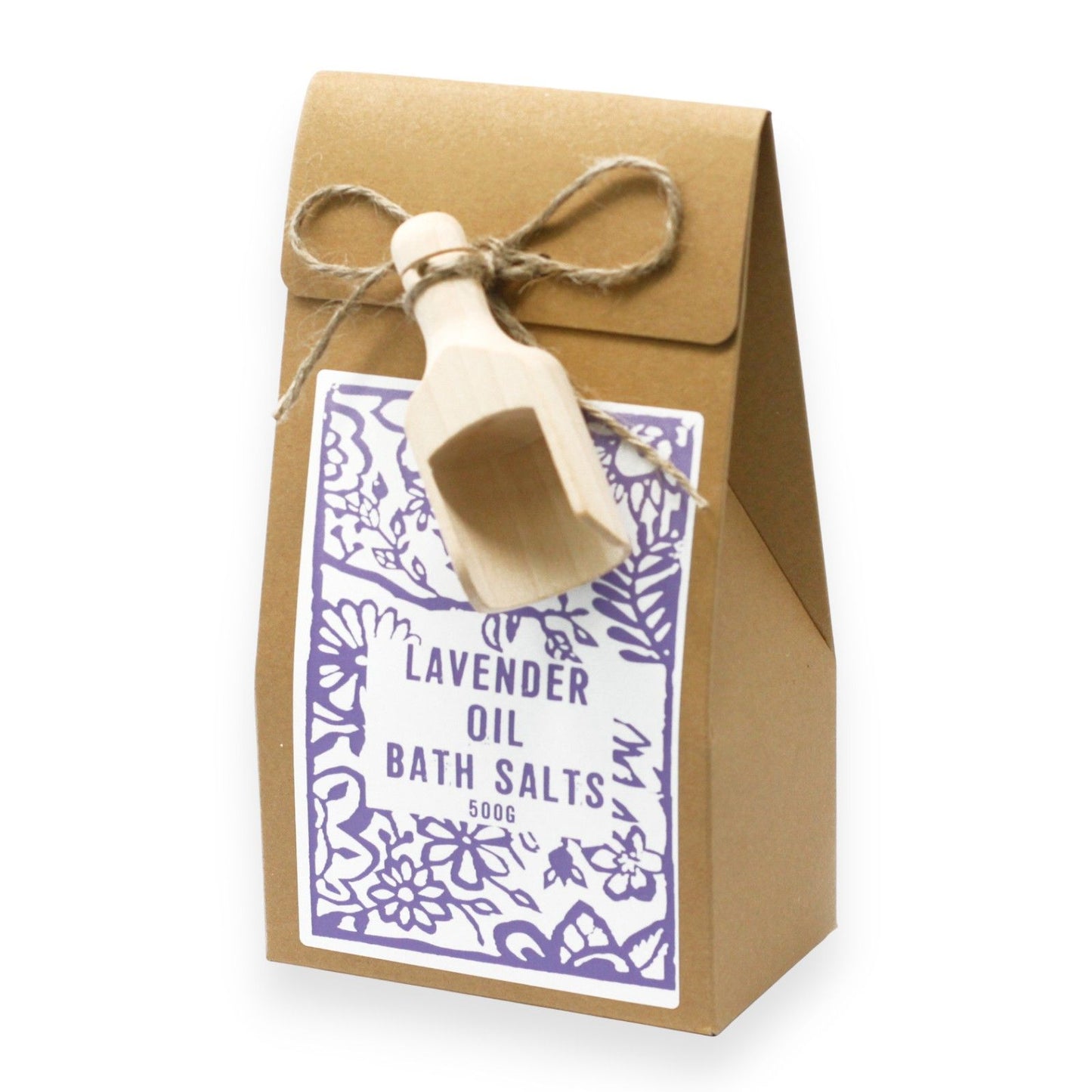 Lavendel Badesalz in einer braunen Papiertüte mit Holzlöffel.