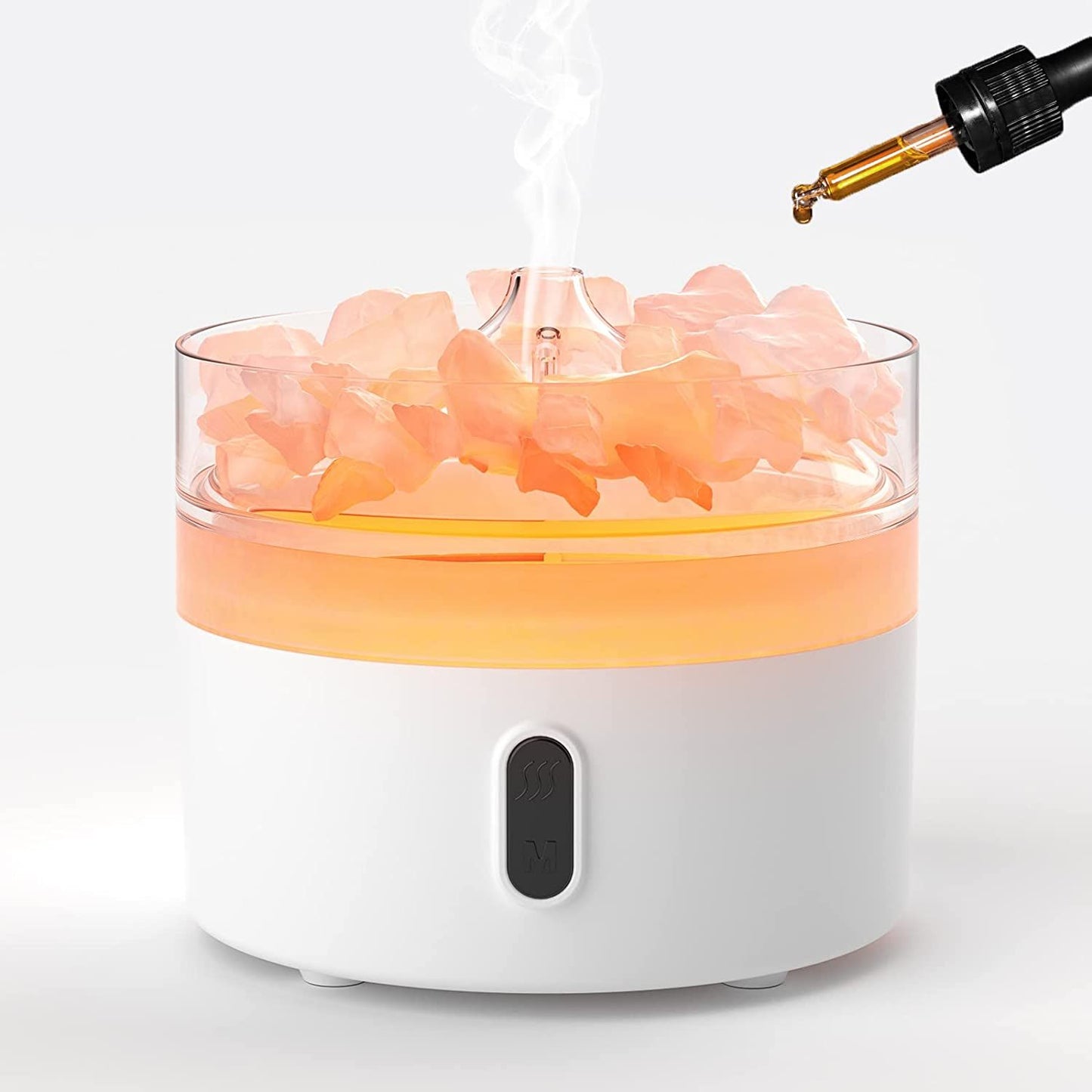 Ein weißer Aroma-Diffusor mit orangefarbenem Licht und rosa Salzstücken, aus dem Dampf aufsteigt.
