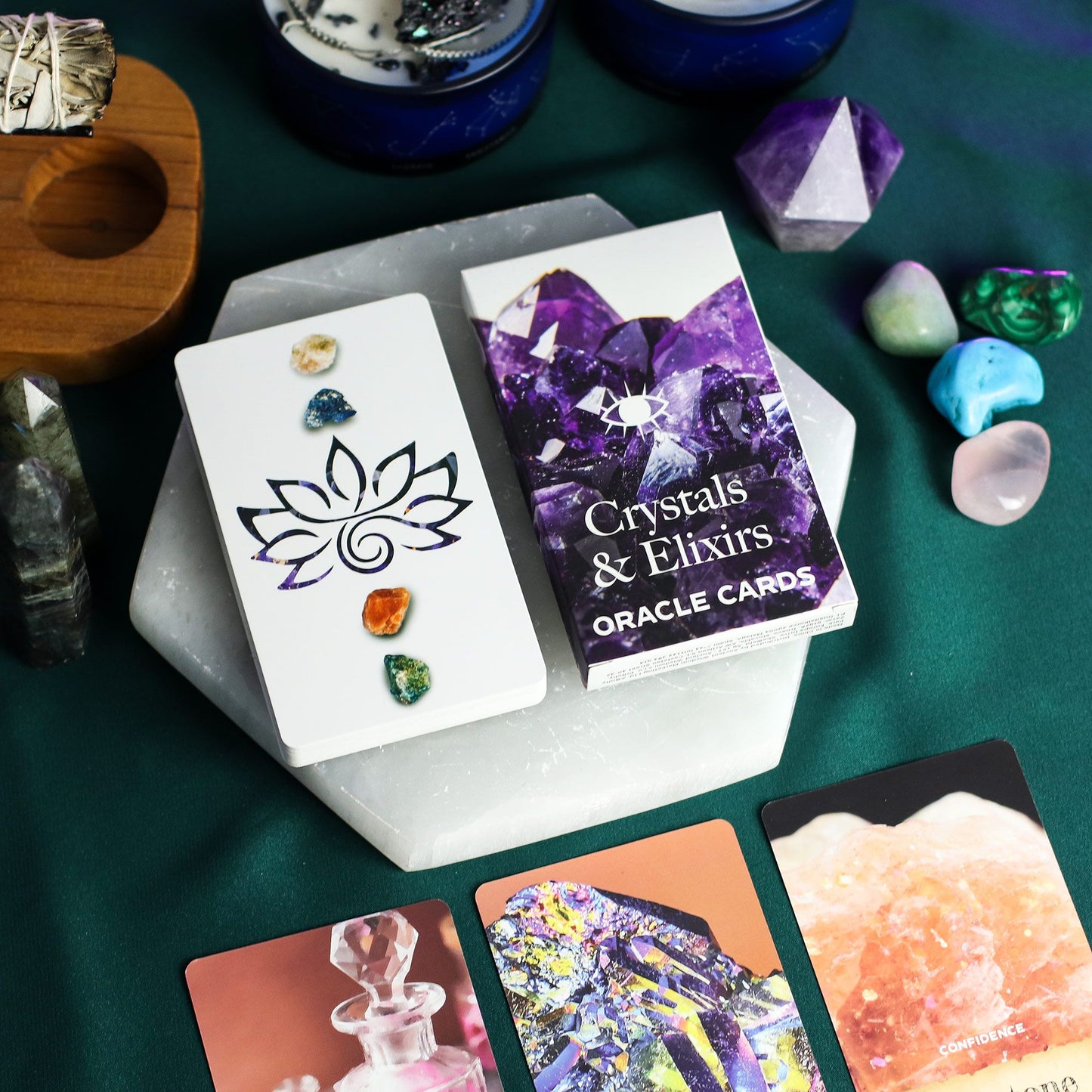Crystals & Elixirs Orakelkarten Deck mit 40 Karten und Edelsteinen.