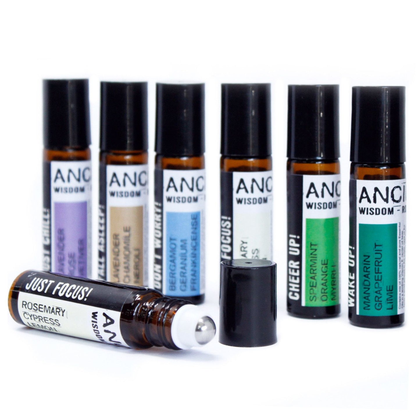 Sechs Roll-On-Flaschen mit ätherischen Ölen und Vitamin E, eine liegt vorne.