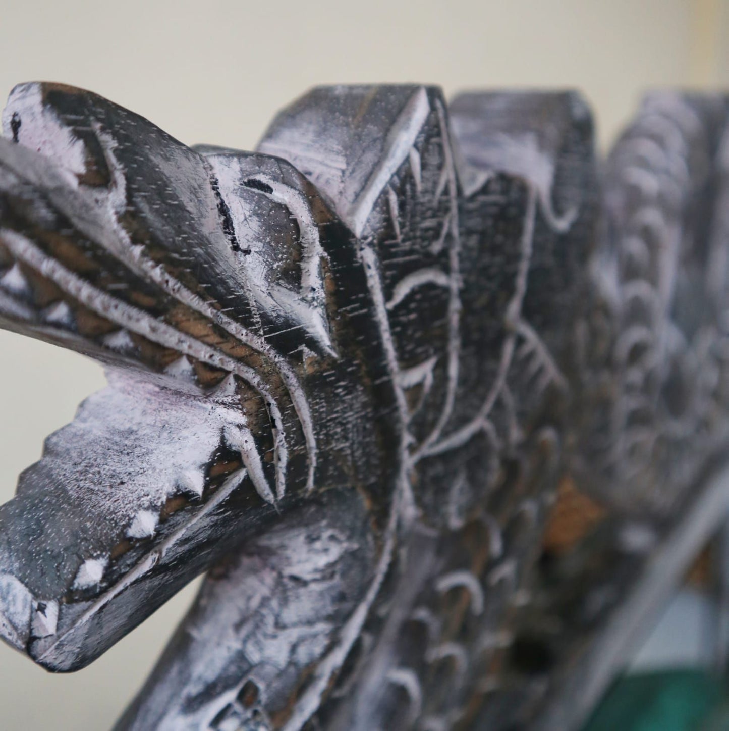 Handgeschnitzter Holzständer für einen Gong mit Drachenmotiv und weißer Patina.