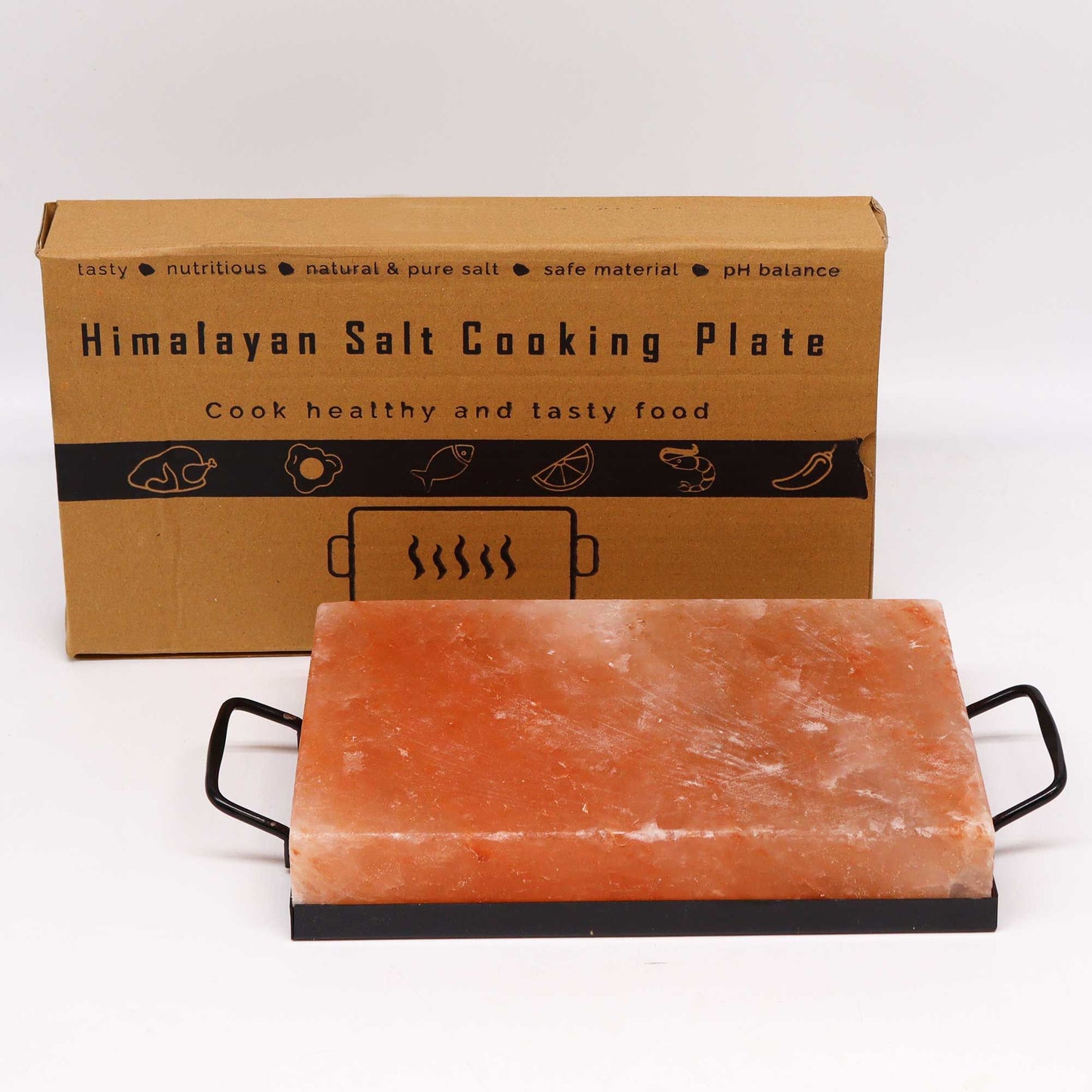 Himalaya-Salz-Platte mit schwarzem Halter und Griffen.