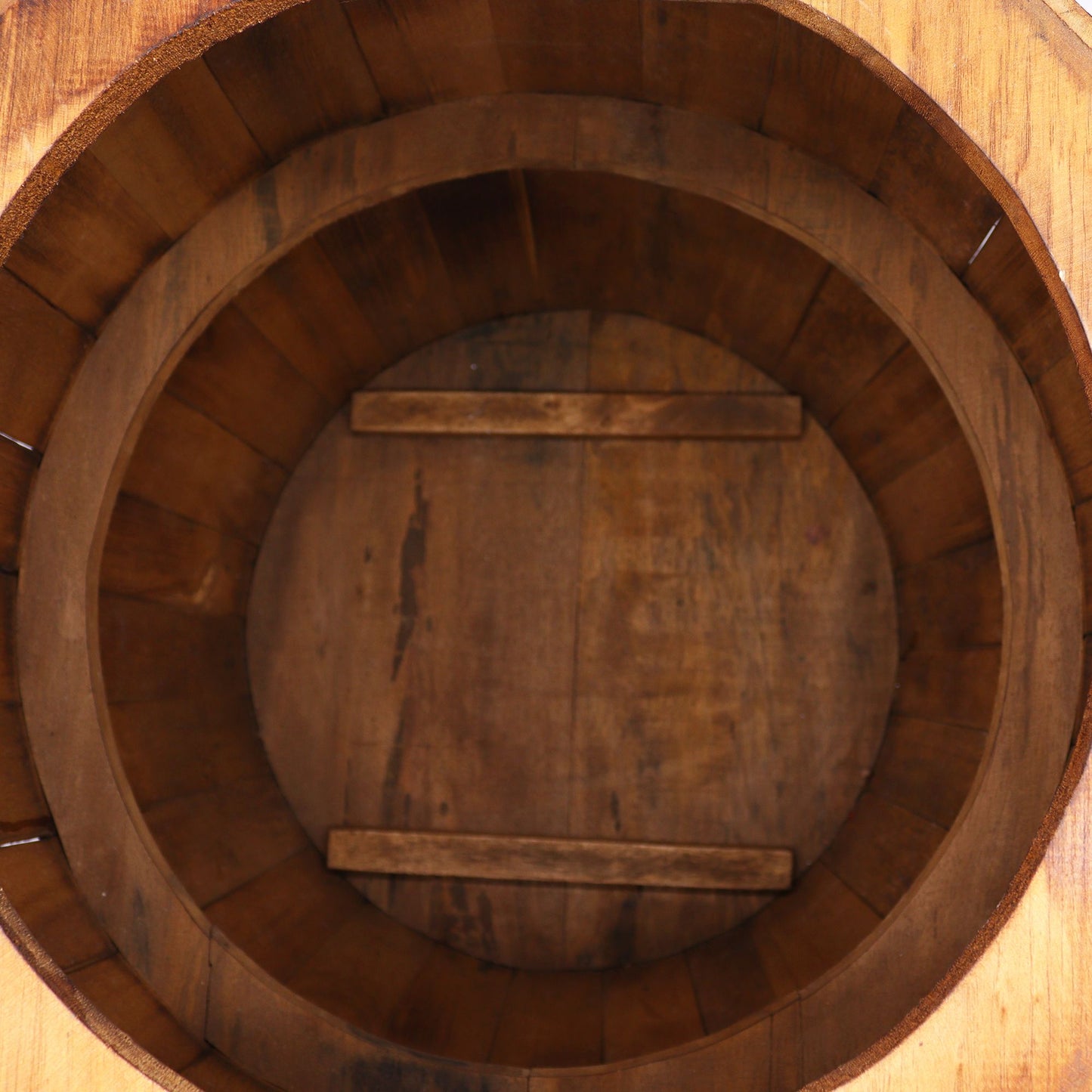 Oberansicht eines runden Holztisches im Bierfass-Design mit sichtbarer Holzmaserung.