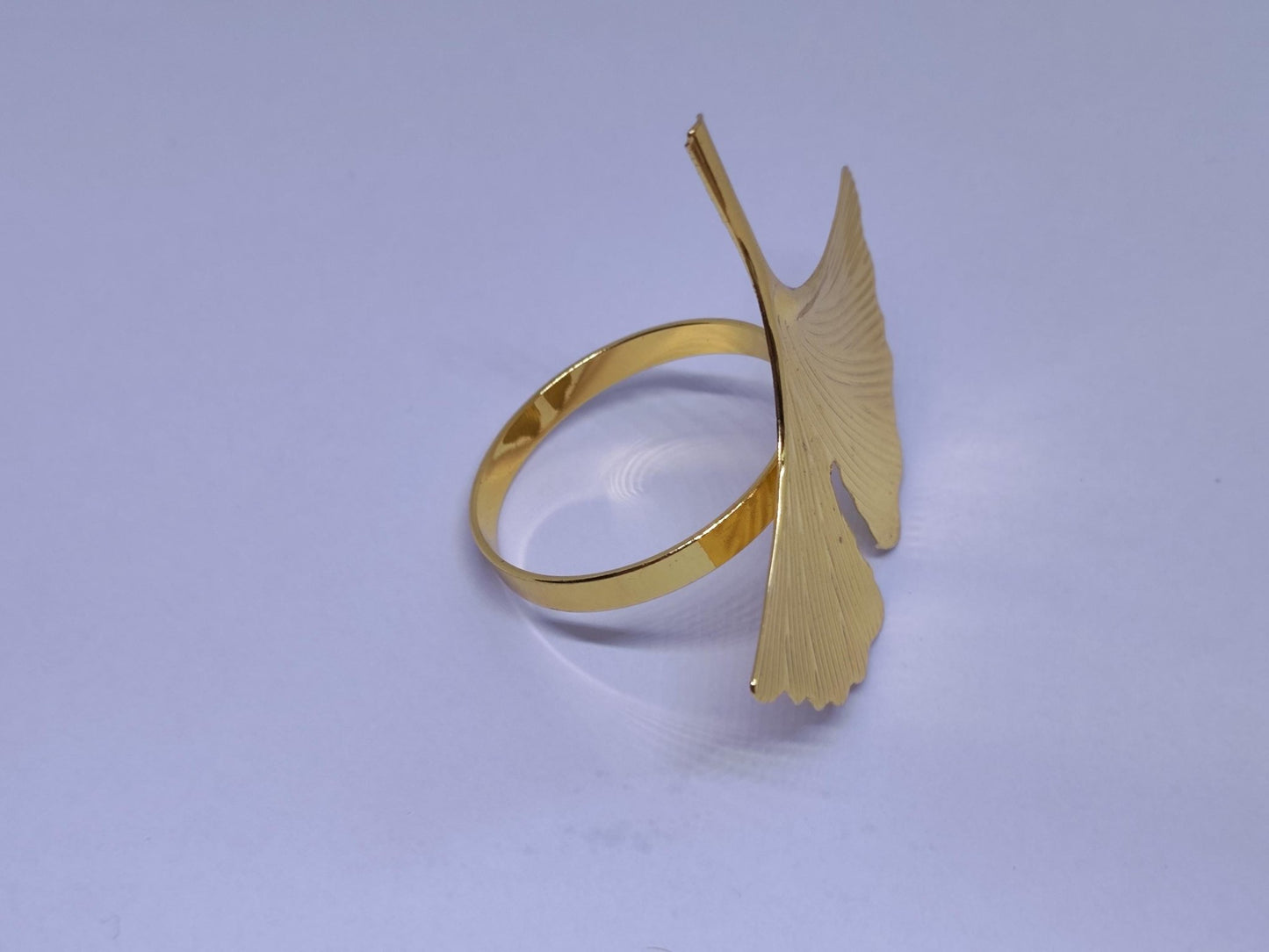 Goldener Dreadhalter mit Ginkgoblatt-Design.