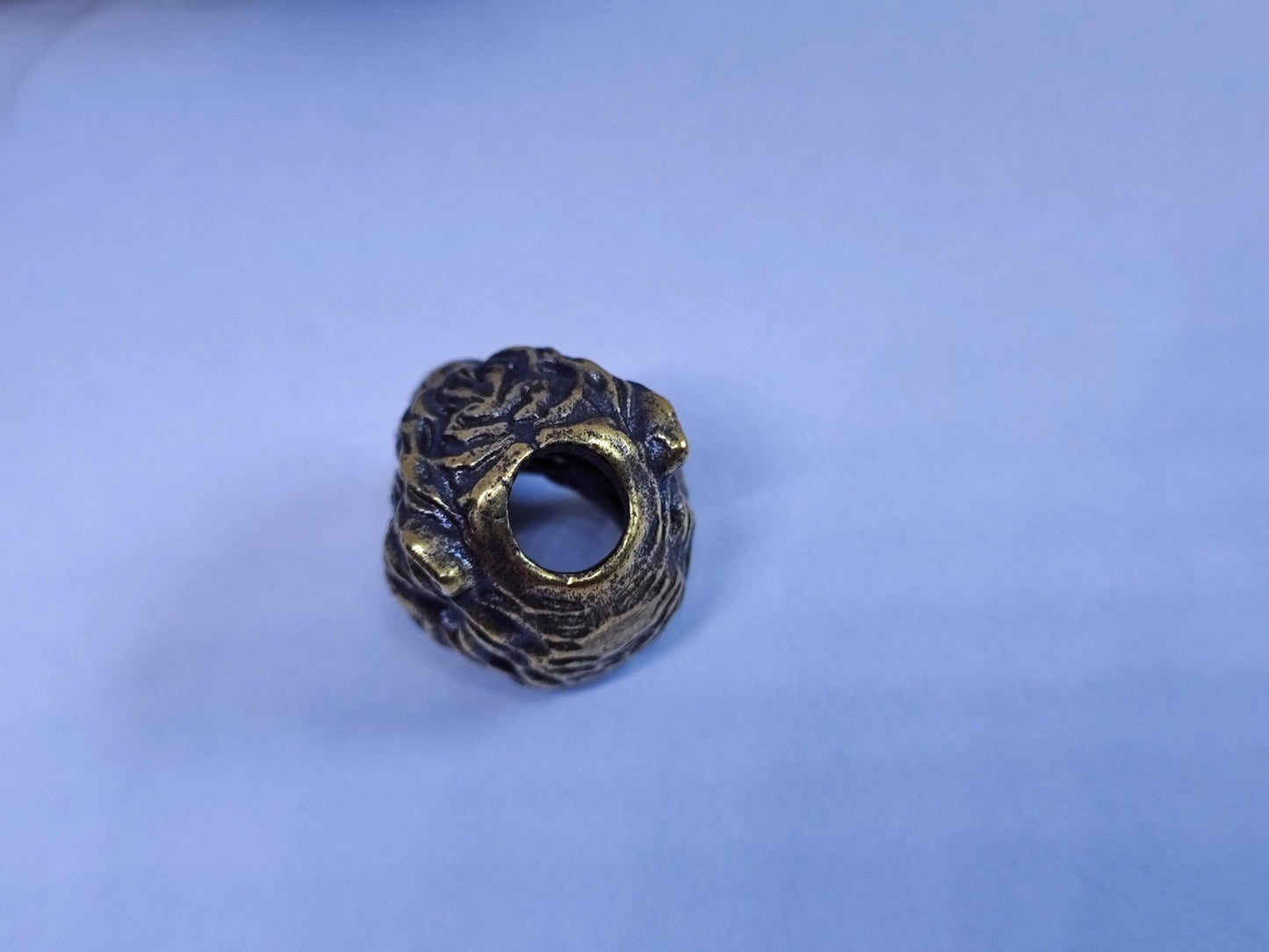 Messingperle mit Löwenkopf Motiv und 6mm Lochdurchmesser