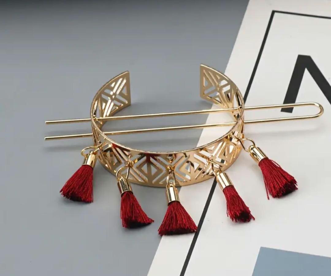 Goldener Haarspangen-Dutt halter mit roten Quasten und Haarnadel