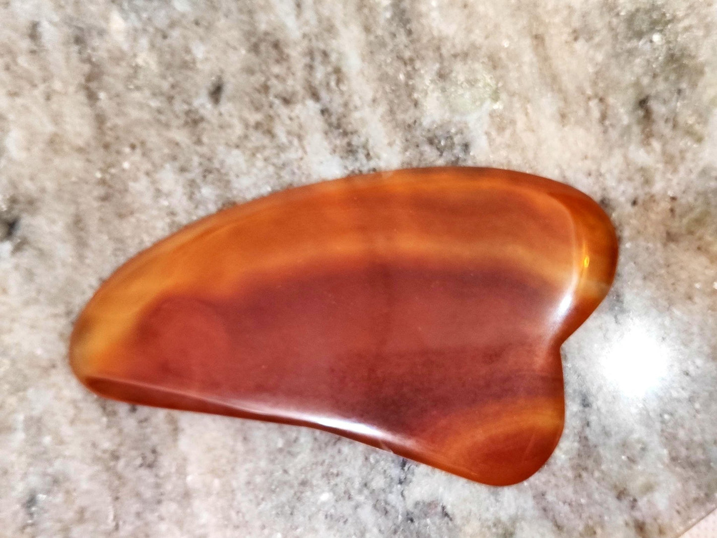 Extragroßer Gua Sha aus Karneol für Gesichtsmassagen und Selfcare - Flow of Passion