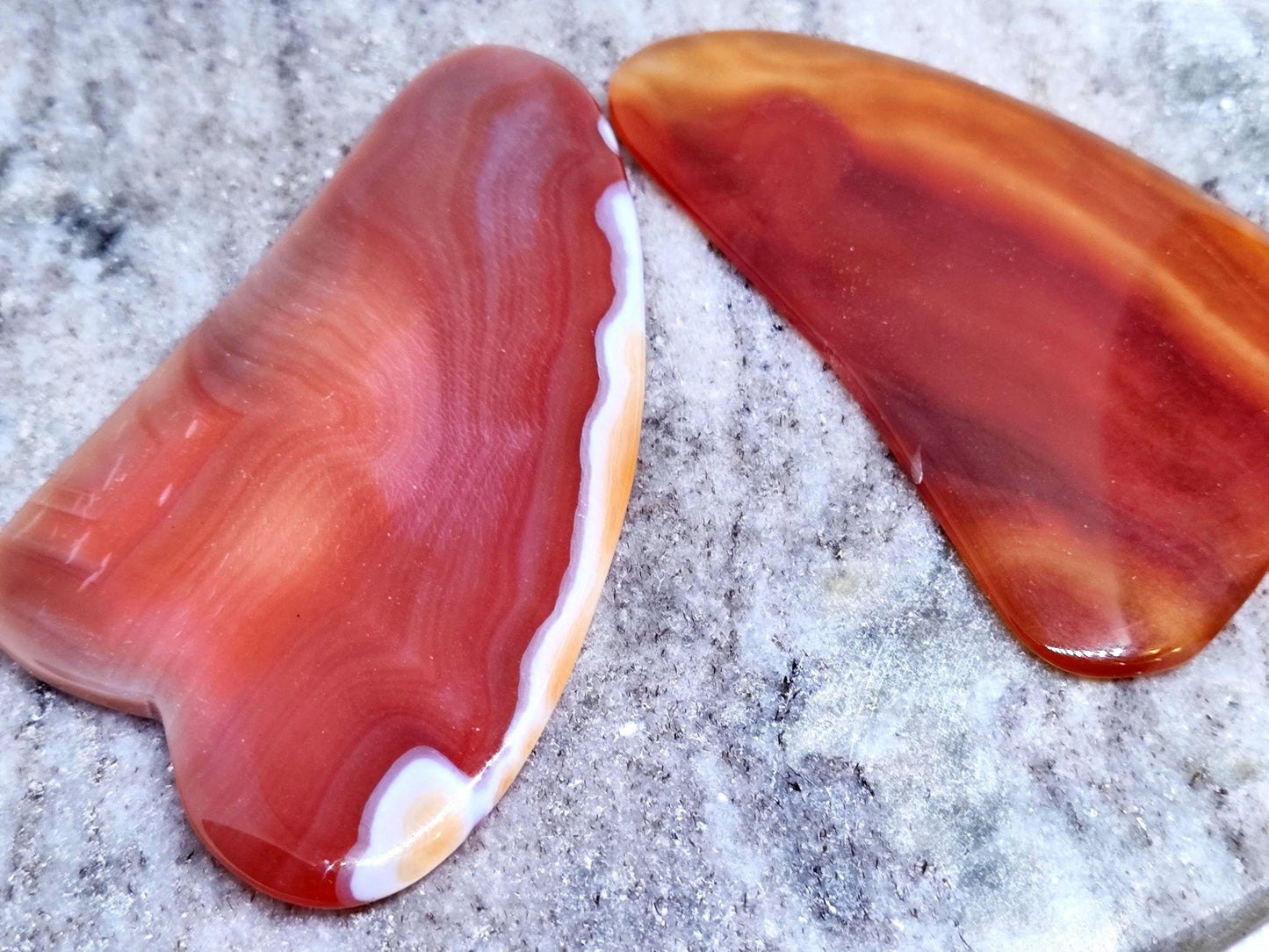 Extragroßer Gua Sha aus Karneol für Gesichtsmassagen und Selfcare - Flow of Passion
