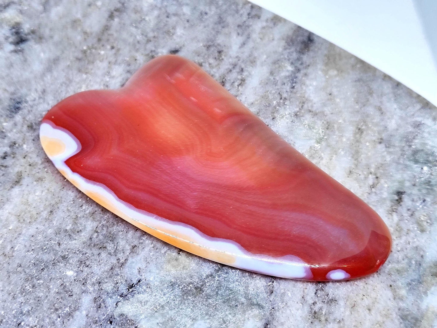 Extragroßer Gua Sha aus Karneol für Gesichtsmassagen und Selfcare - Flow of Passion