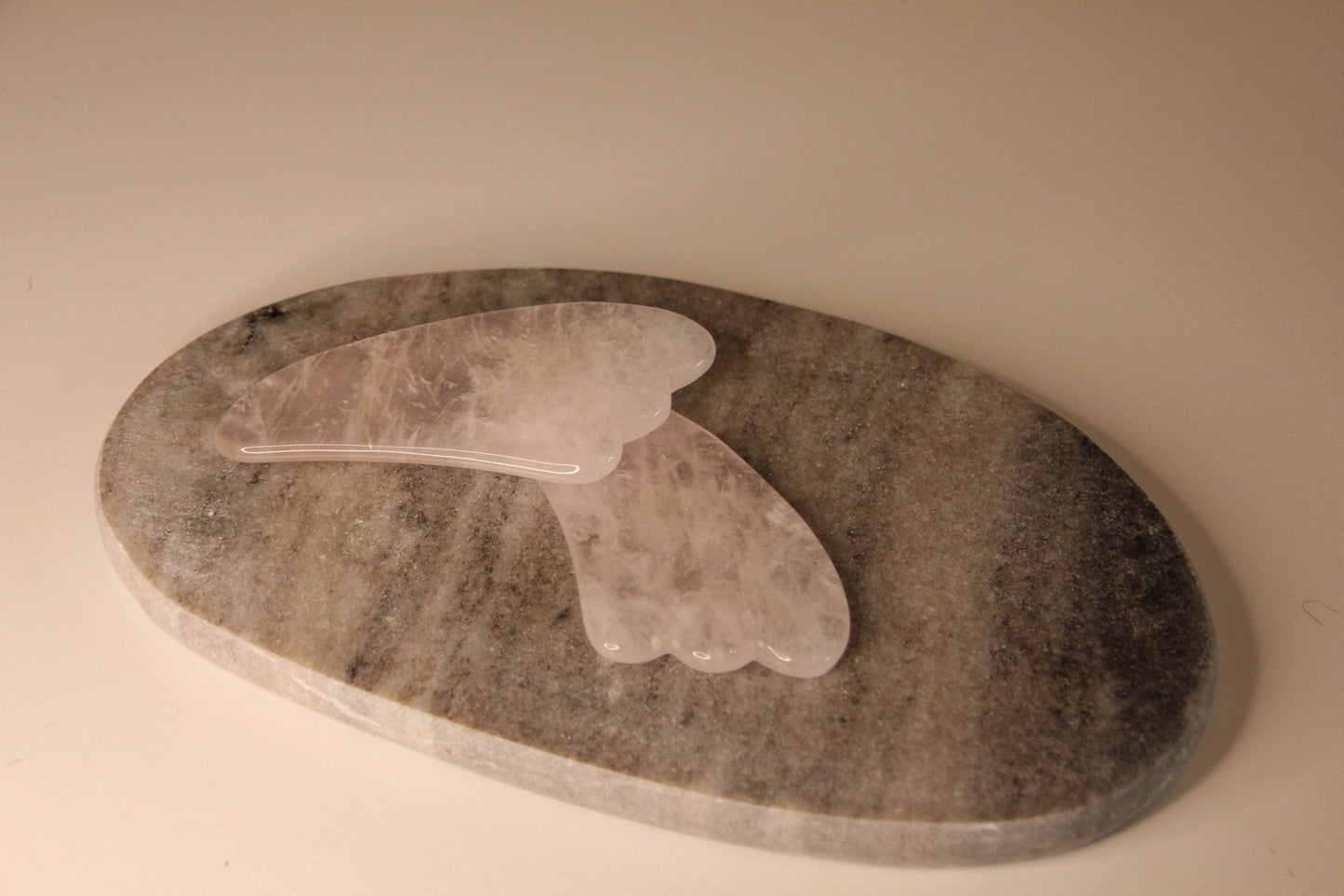 Extragroßer Gua Sha aus Rosenquarz für Gesichtsmassagen und Selfcare - Flow of Passion