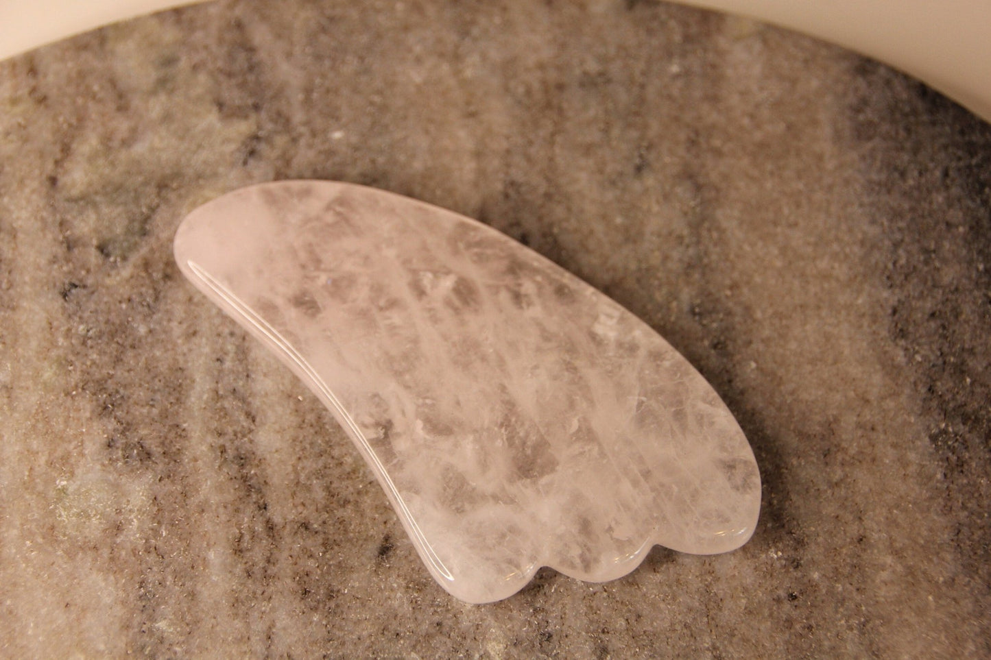 Extragroßer Gua Sha aus Rosenquarz für Gesichtsmassagen und Selfcare - Flow of Passion