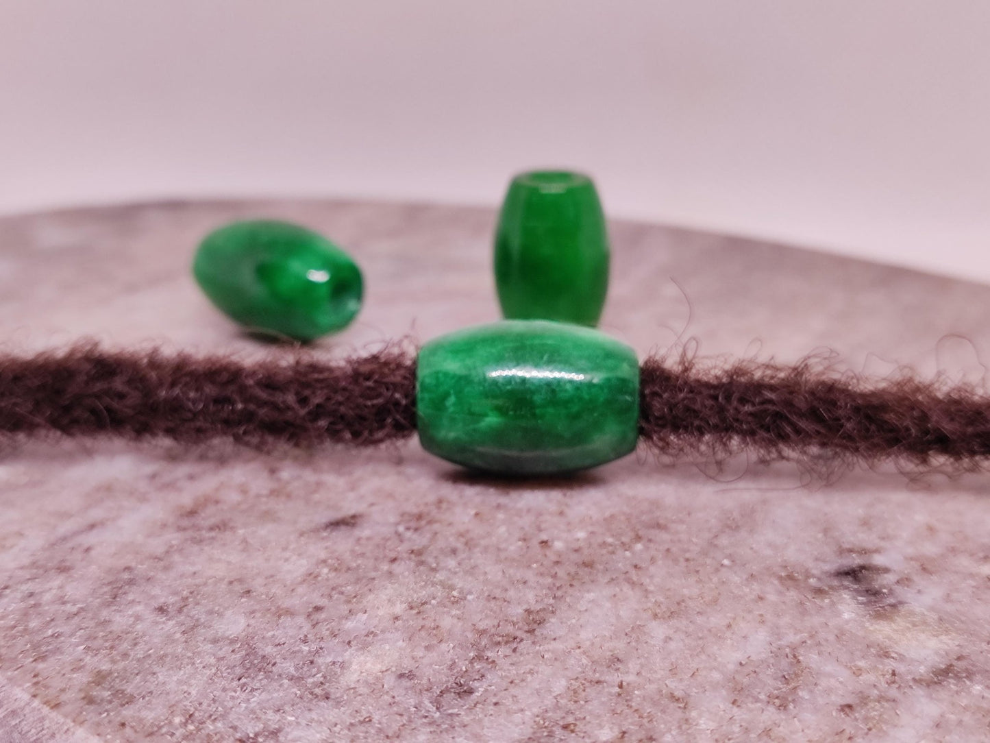 Große, ovale Dreadperlen aus leuchtend grüner burmesischer Jade.