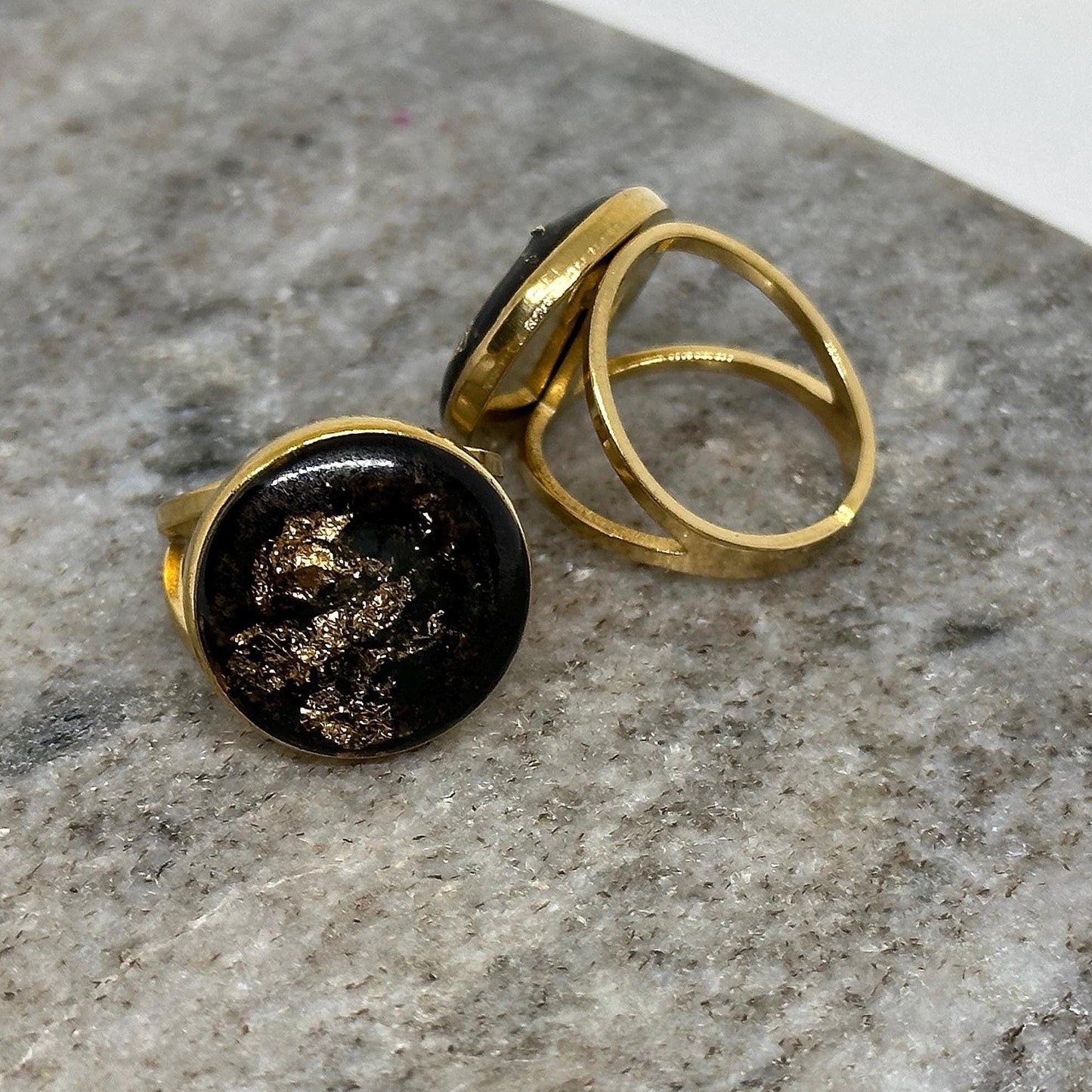 Größenverstellbarer Ring „golden Agnihotra“ 18k vergoldet mit Agnihotraasche - Flow of Passion