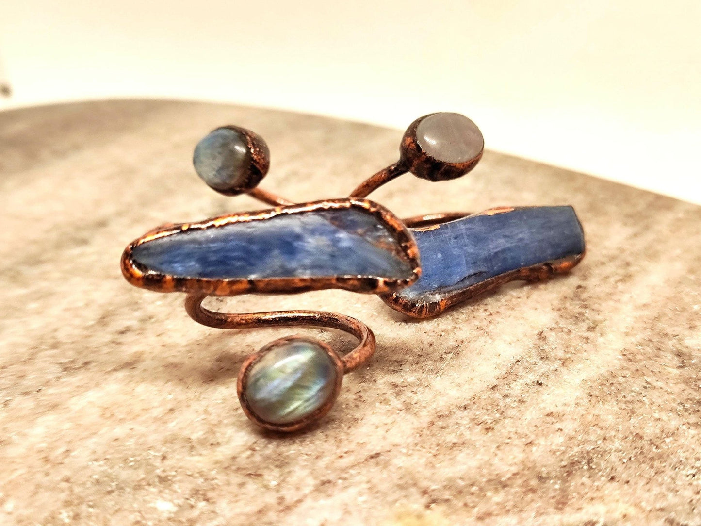 Größenverstellbarer Ring mit Labradorit und Cyanit - Flow of Passion