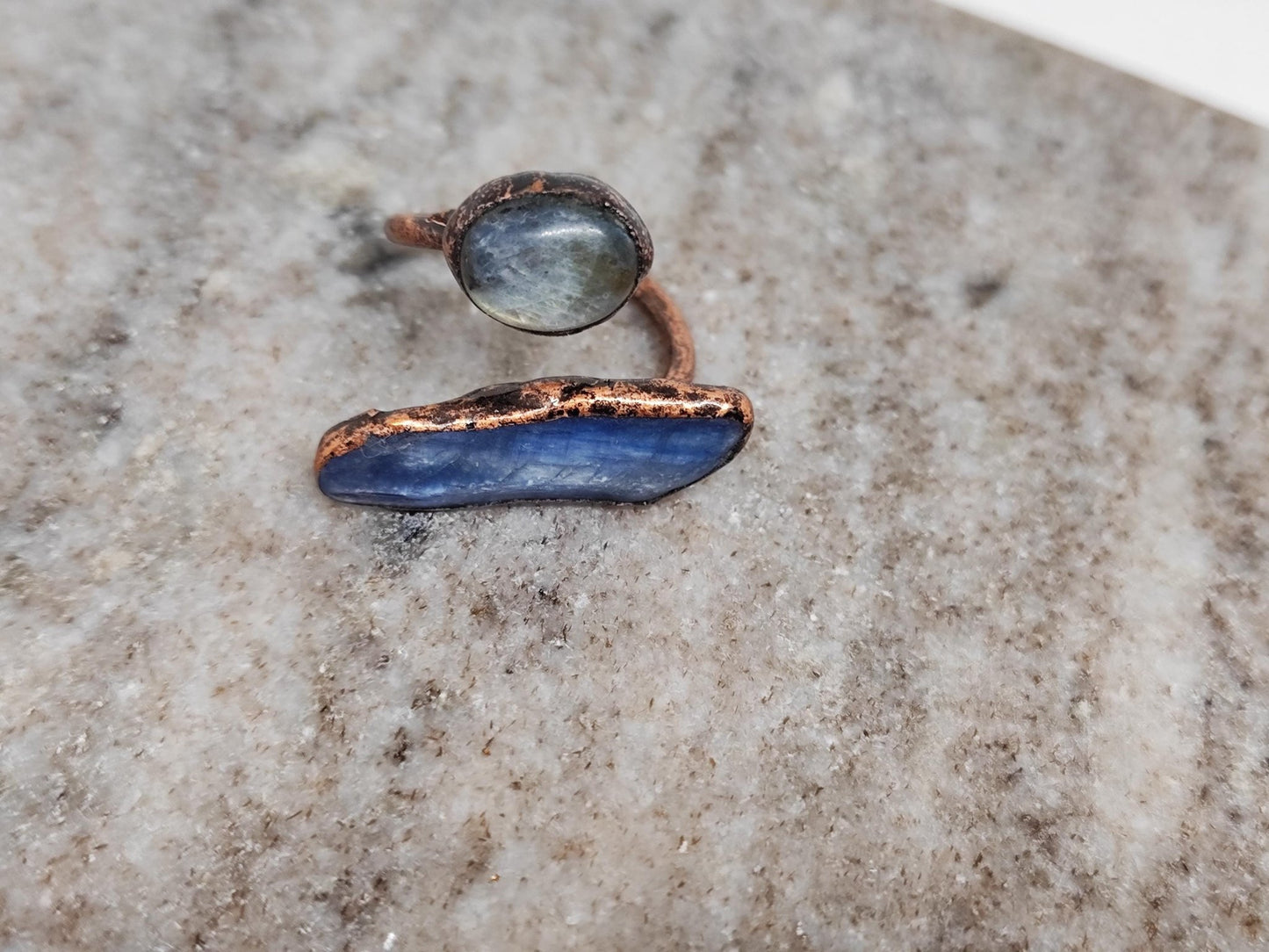 Größenverstellbarer Ring mit Labradorit und Cyanit - Flow of Passion