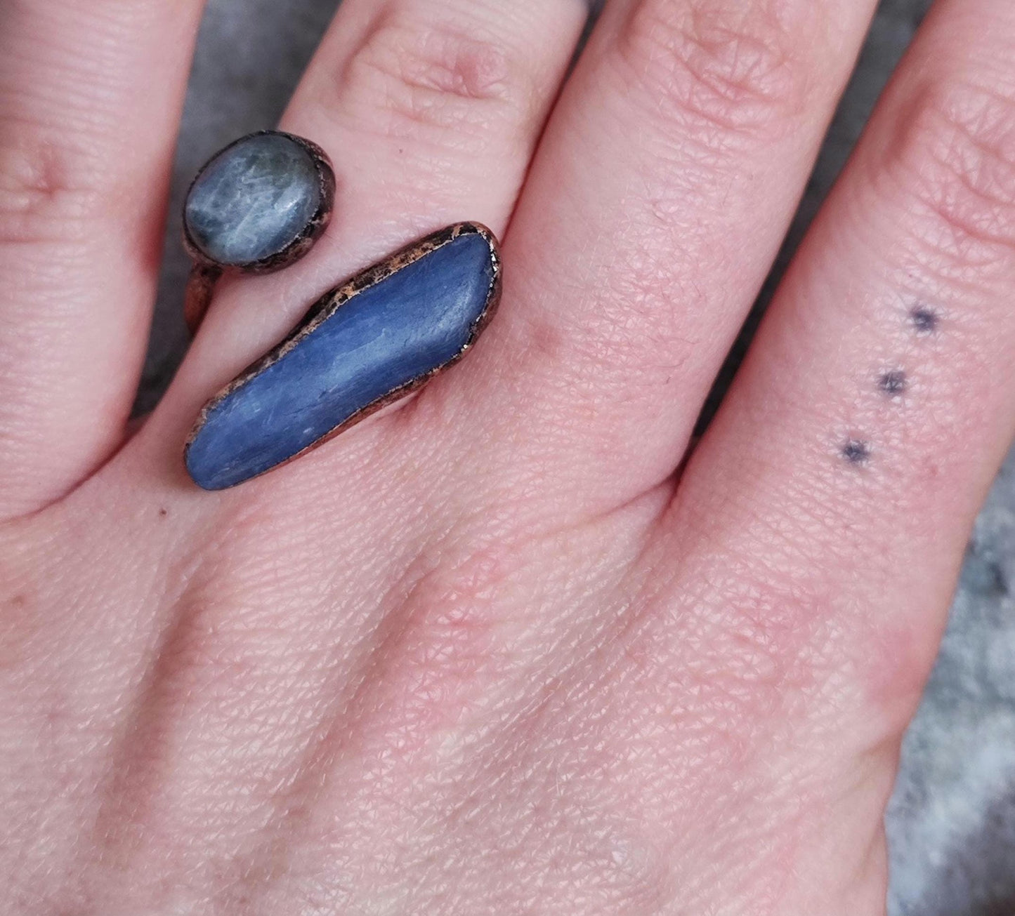 Größenverstellbarer Ring mit Labradorit und Cyanit - Flow of Passion