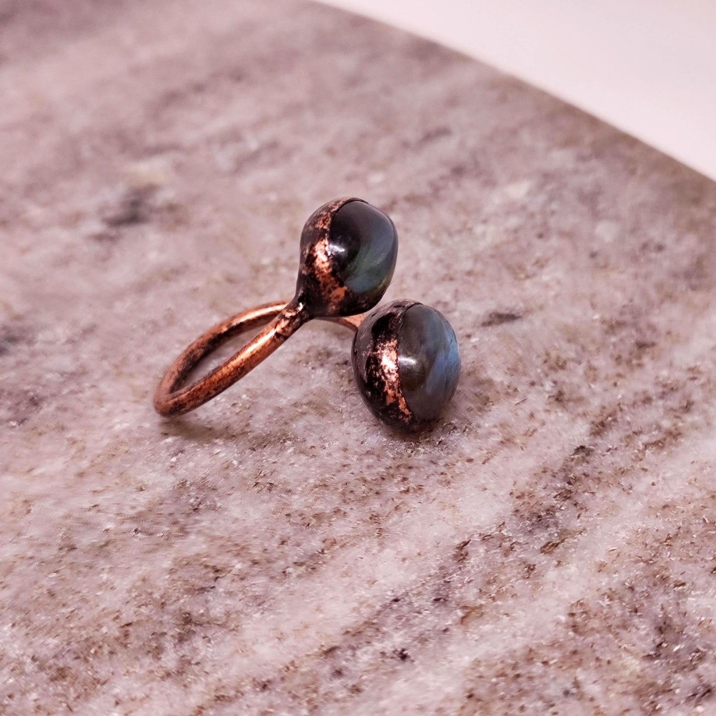 Größenverstellbarer Ring mit Labradoritsteinen - Flow of Passion