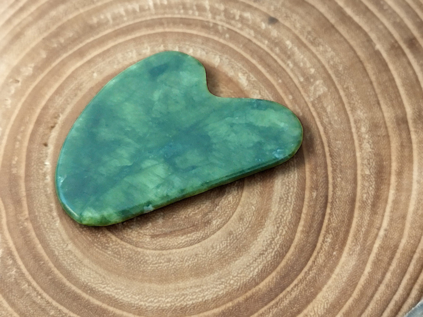 Gua Sha aus Jade für Gesichtsmassagen und Selfcare - Flow of Passion