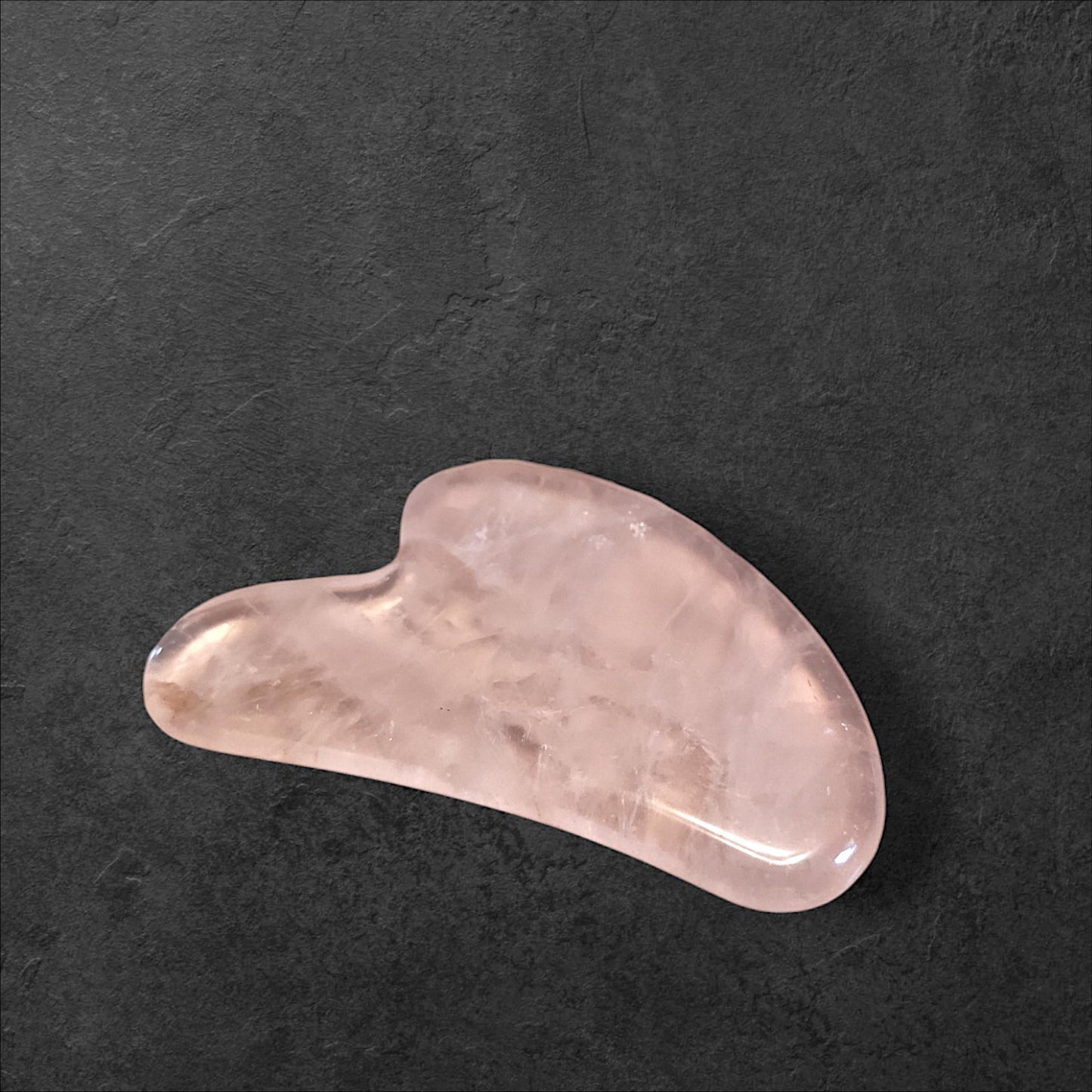 Gua Sha aus Rosenquarz für Gesichtsmassagen und Selfcare - Flow of Passion