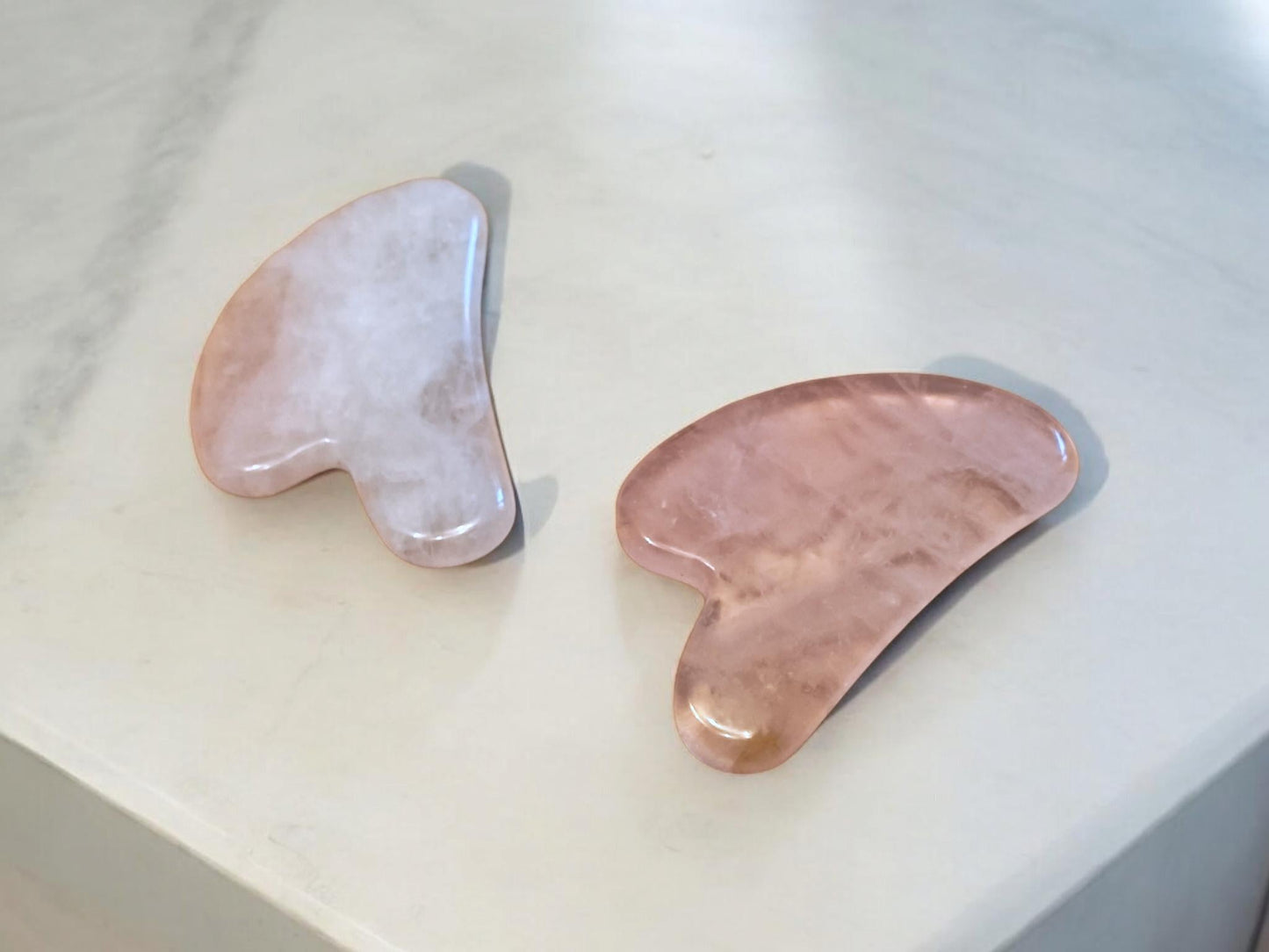 Gua Sha aus Rosenquarz für Gesichtsmassagen und Selfcare - Flow of Passion
