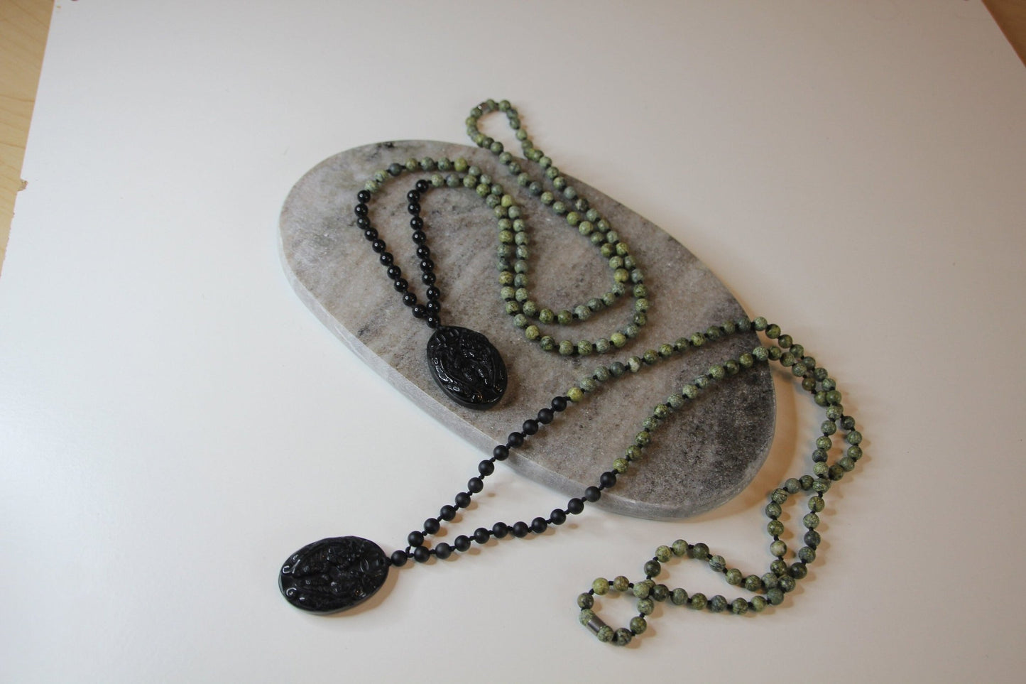 Handgeknüpfte Malakette aus Obsidian und Serpentin mit geschnitztem Drachenanhänger. - Flow of Passion