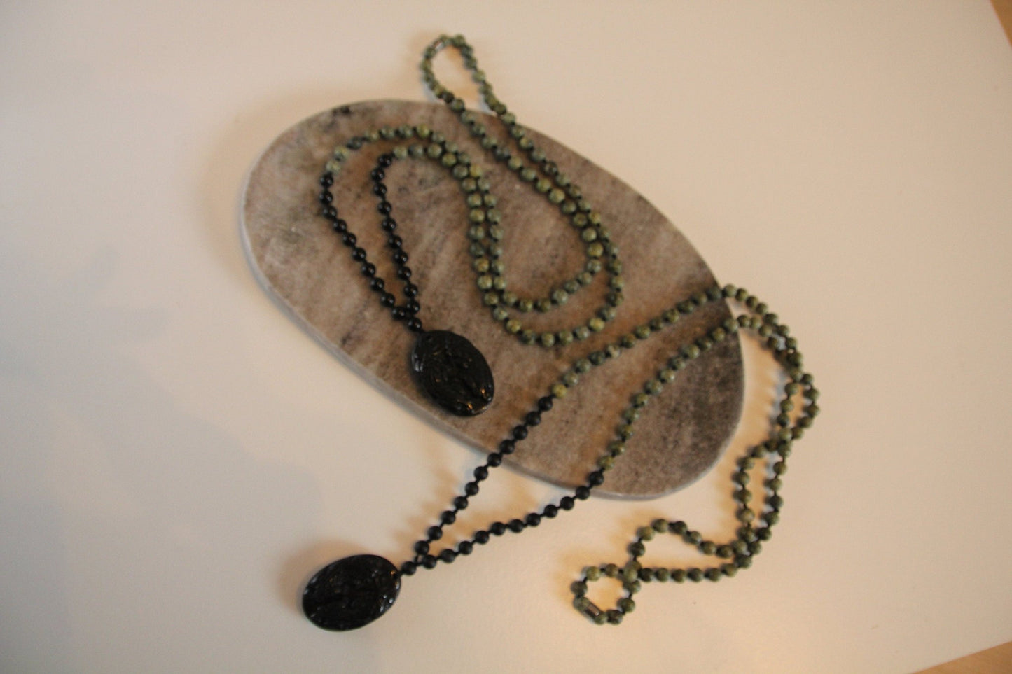 Handgeknüpfte Malakette aus Obsidian und Serpentin mit geschnitztem Drachenanhänger. - Flow of Passion