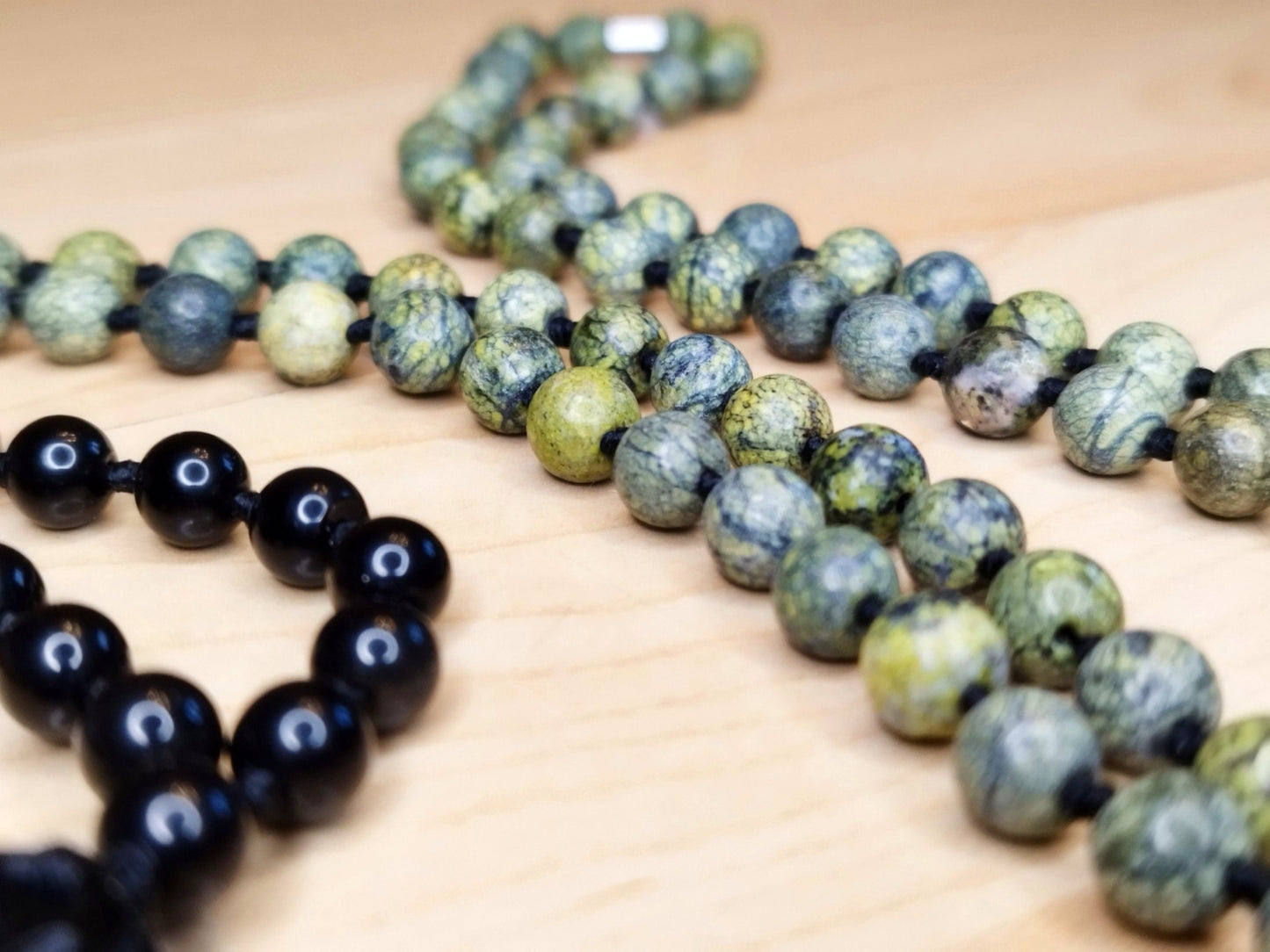 Handgeknüpfte Malakette aus Obsidian und Serpentin mit geschnitztem Drachenanhänger. - Flow of Passion