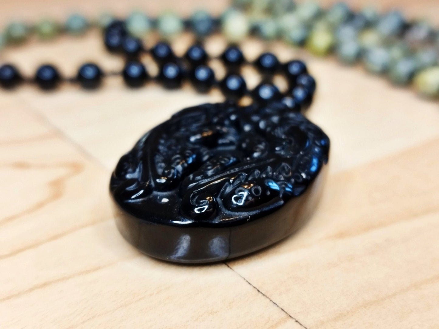 Handgeknüpfte Malakette aus Obsidian und Serpentin mit geschnitztem Drachenanhänger. - Flow of Passion