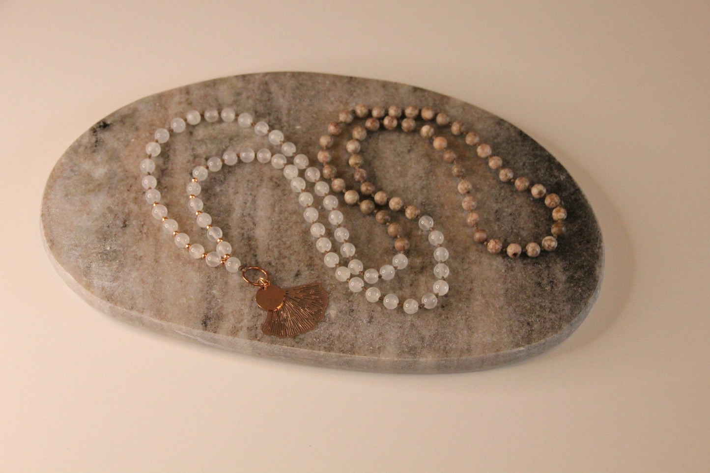 Handgeknüpfte Malakette aus Selenit und Maifanit mit rosegoldfarbenen Ginkgoblatt - Flow of Passion