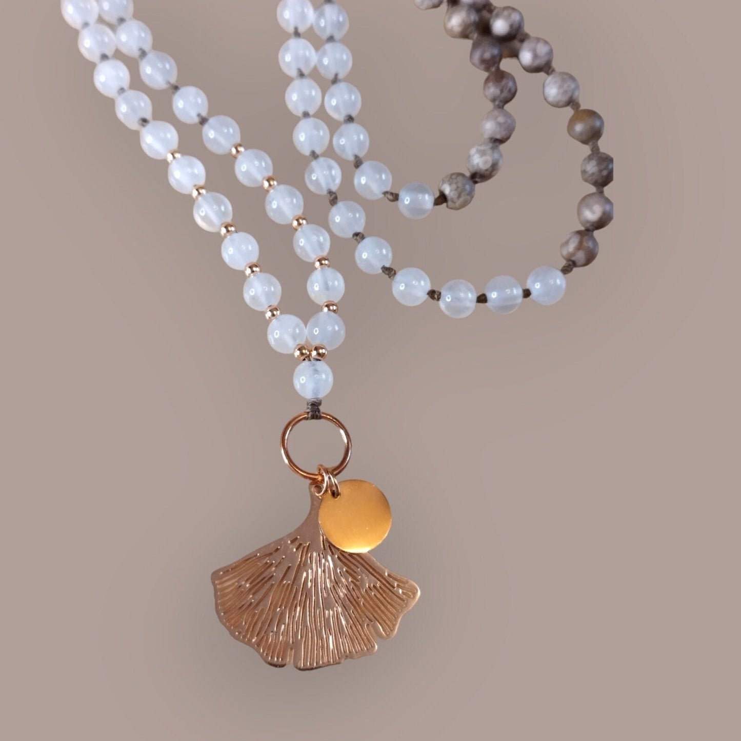 Handgeknüpfte Malakette aus Selenit und Maifanit mit rosegoldfarbenen Ginkgoblatt - Flow of Passion