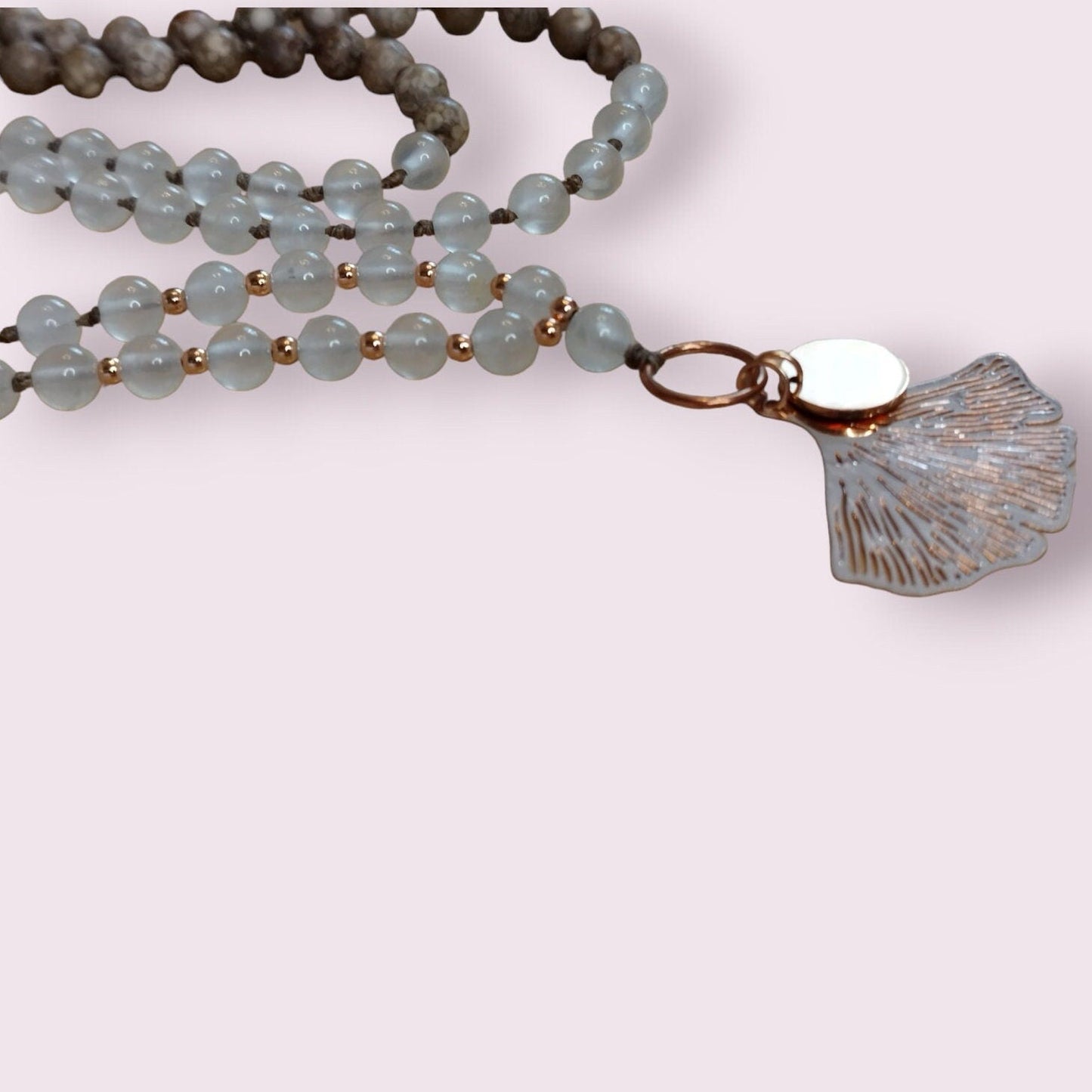 Handgeknüpfte Malakette aus Selenit und Maifanit mit rosegoldfarbenen Ginkgoblatt - Flow of Passion