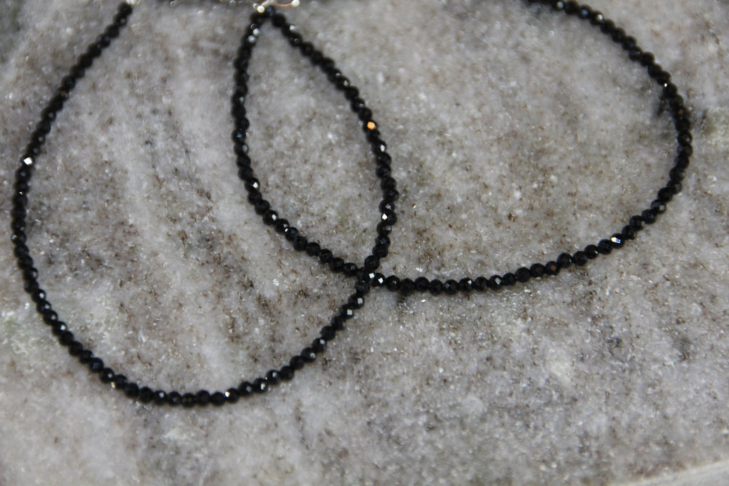 Heilsteinarmband aus schwarzem Spinell und Edelstahl - Flow of Passion