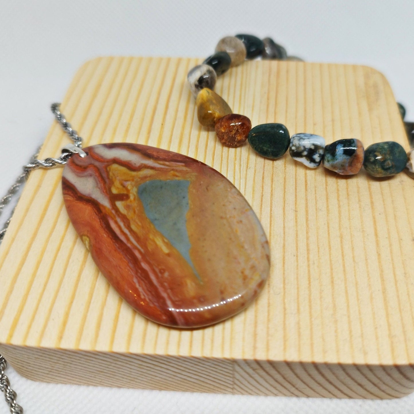 Heilsteinkette aus Ozeanjaspis und Edelstahl - Flow of Passion