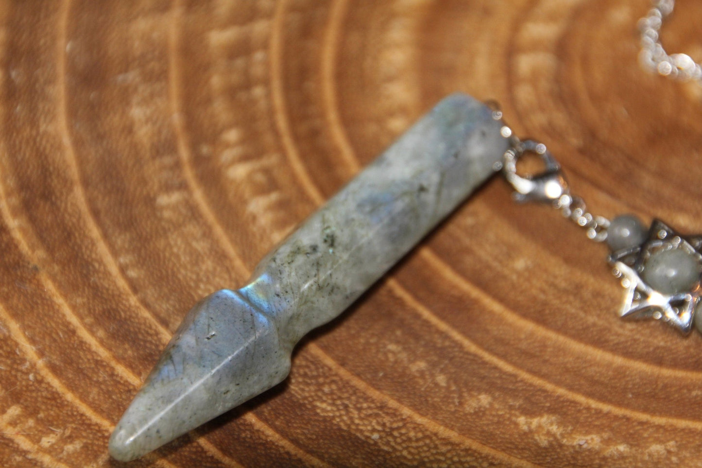 Heilsteinpendel aus Labradorit mit Traumfängerverzierung - Flow of Passion